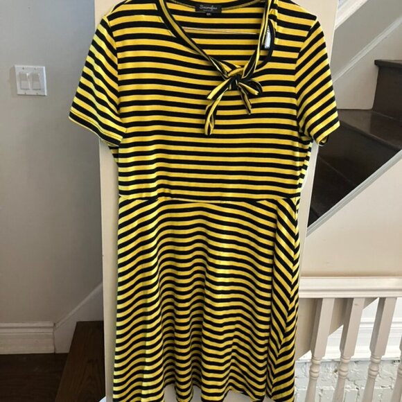 Striped Retro Dress with Tie - Picture 7 of 8